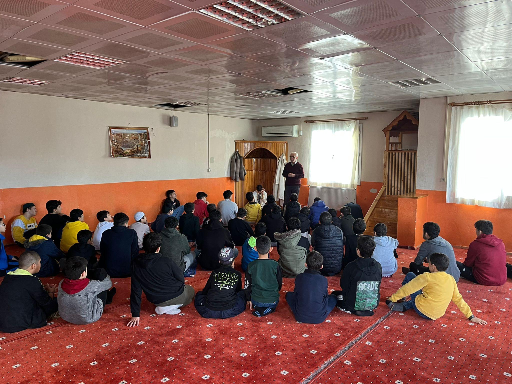 Yurt müdürümüz Halil Kaplan haftalık sohbetinde 32 farzın önemini anlattı ve çocuklarla soru cevap gerçekleştirdi.